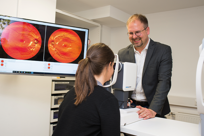 2. Schritt: Blick ins Auge